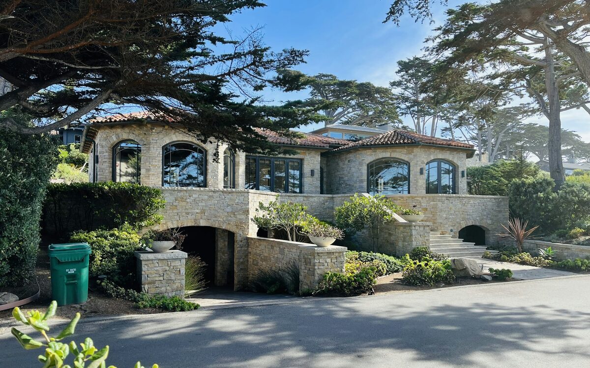Oak-canopy hillside home in Orinda